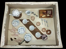 VAISSELLE ANCIENNE POUR MAISON DE POUPÉES. PORCELAINE ET AUTRES. ESPAGNE. XIX-XX