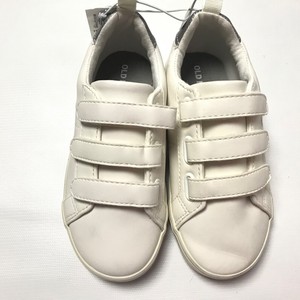 white gym shoes kids