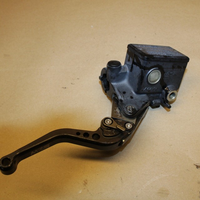 Yamaha 20012005 FZ1 Front Brake Master Cylinder w/ Lever eBay