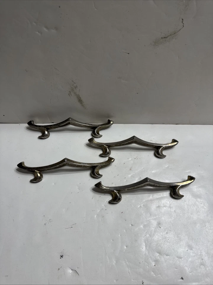 Juego de 4 tiradores de cajón de metal de latón #1209 estilo vintage MCM retro ornamentado Foto 2 de 4