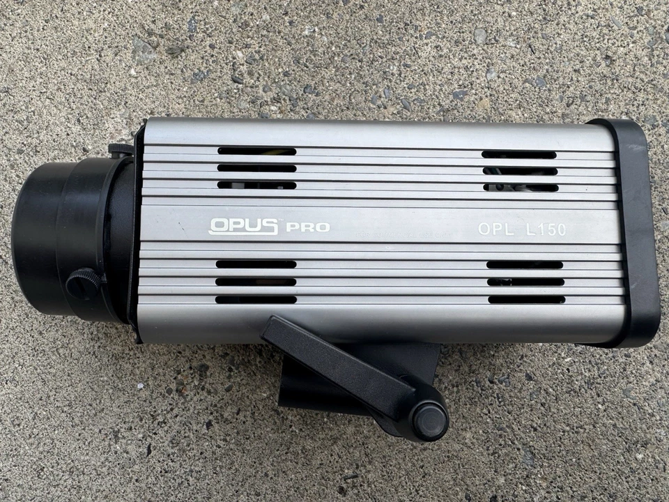 5 PCS OPUS PRO OPL-L150/5 Reflectors/5 Tripods/4 Umbrellas/Bulbs in 2 Bags, Used Foto 4 de 4