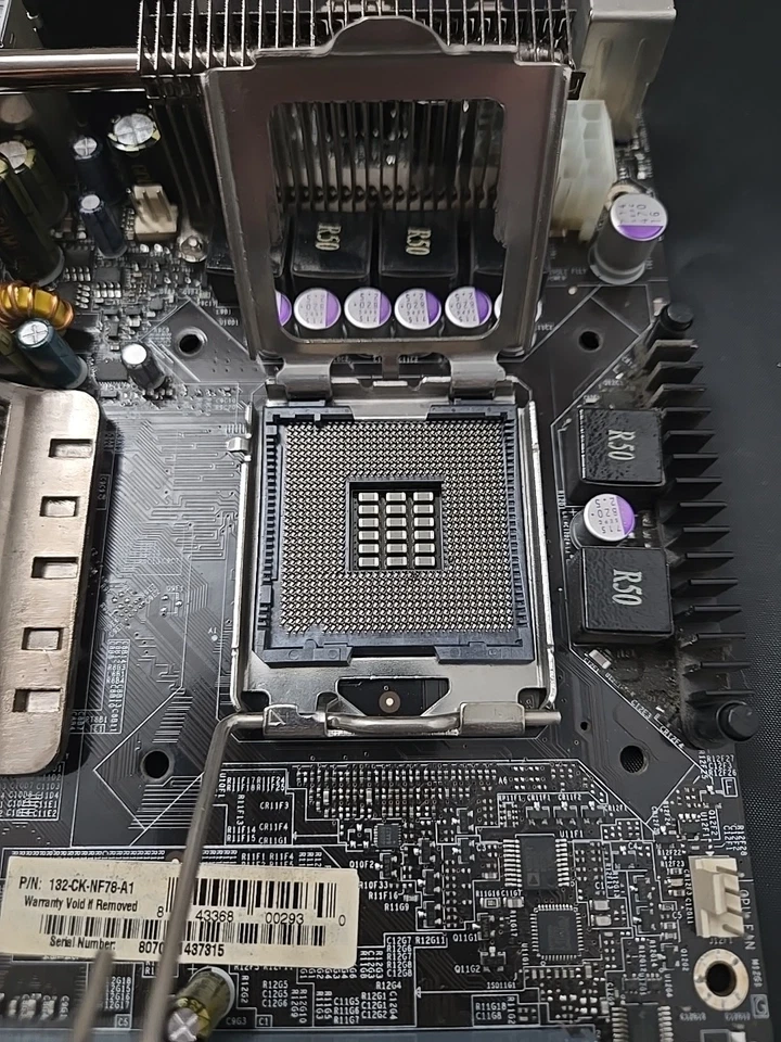 Placa madre NVIDIA NForce 780i SLI LGA 775 Socket con CPU y RAM Foto 3 de 4