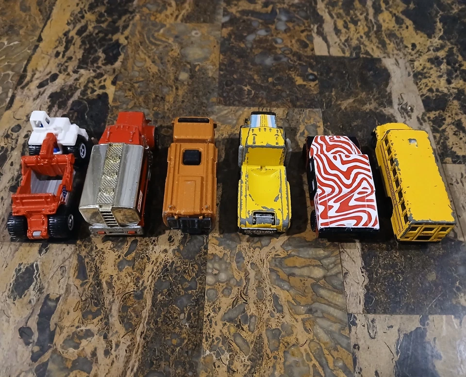 Lote de 6 camiones fundidos a presión Matchbox de colección - Peterbilt, autobús, volquete, petrolero Foto 4 de 4