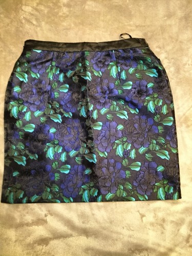 NEW BLACK MINI SKIRT WITH BLUE FLORAL ACCENTS WITHOUT TAG SIZE M - Picture 2 of 7