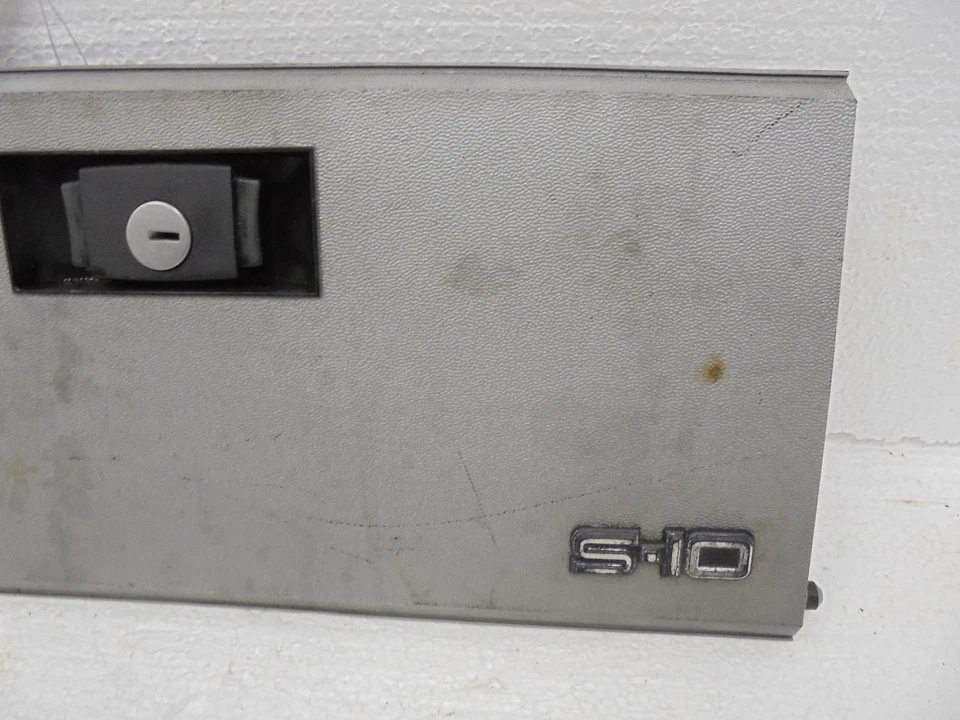 Guantera de tablero Chevy S10 plateada texturizada 82 83 84 85 GMC S15 14059826 Foto 3 de 4