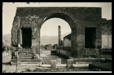 AK, Pompei, Arco di Nerone and Foro vista da N. 1933 5026-1044