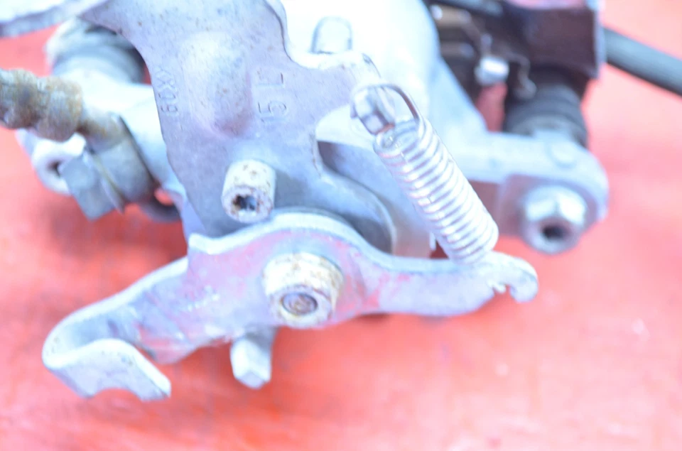 09-14 JUEGO DE PINZAS DE FRENO TRASERO IZQUIERDO/DERECHO TOYOTA MATRIX TRACCIÓN DELANTERA OEM Foto 4 de 4