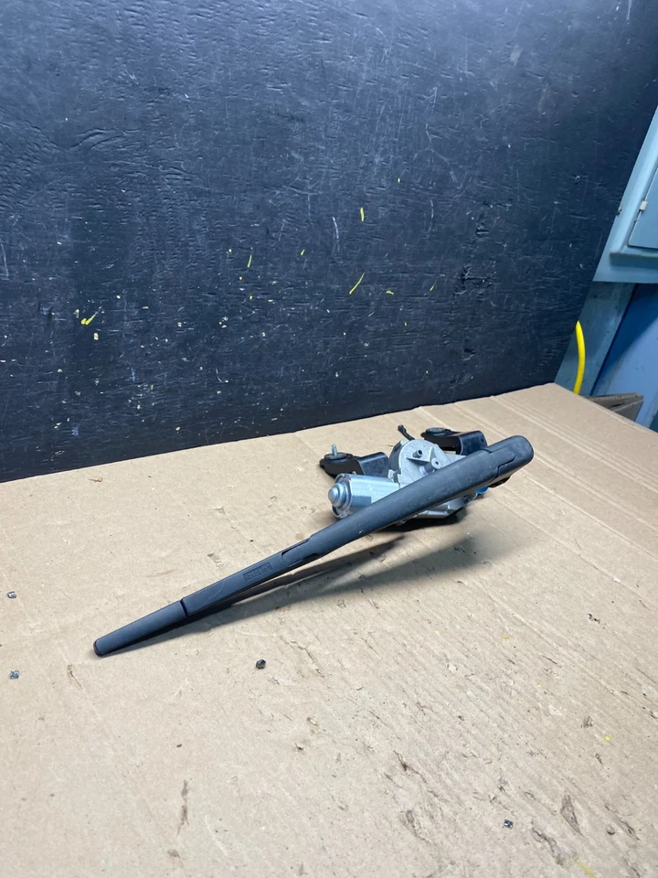 2010 - 2015 Hyundai Tucson Rear Glass Windshield Wiper Motor R8841 DG - Image 2 of 4