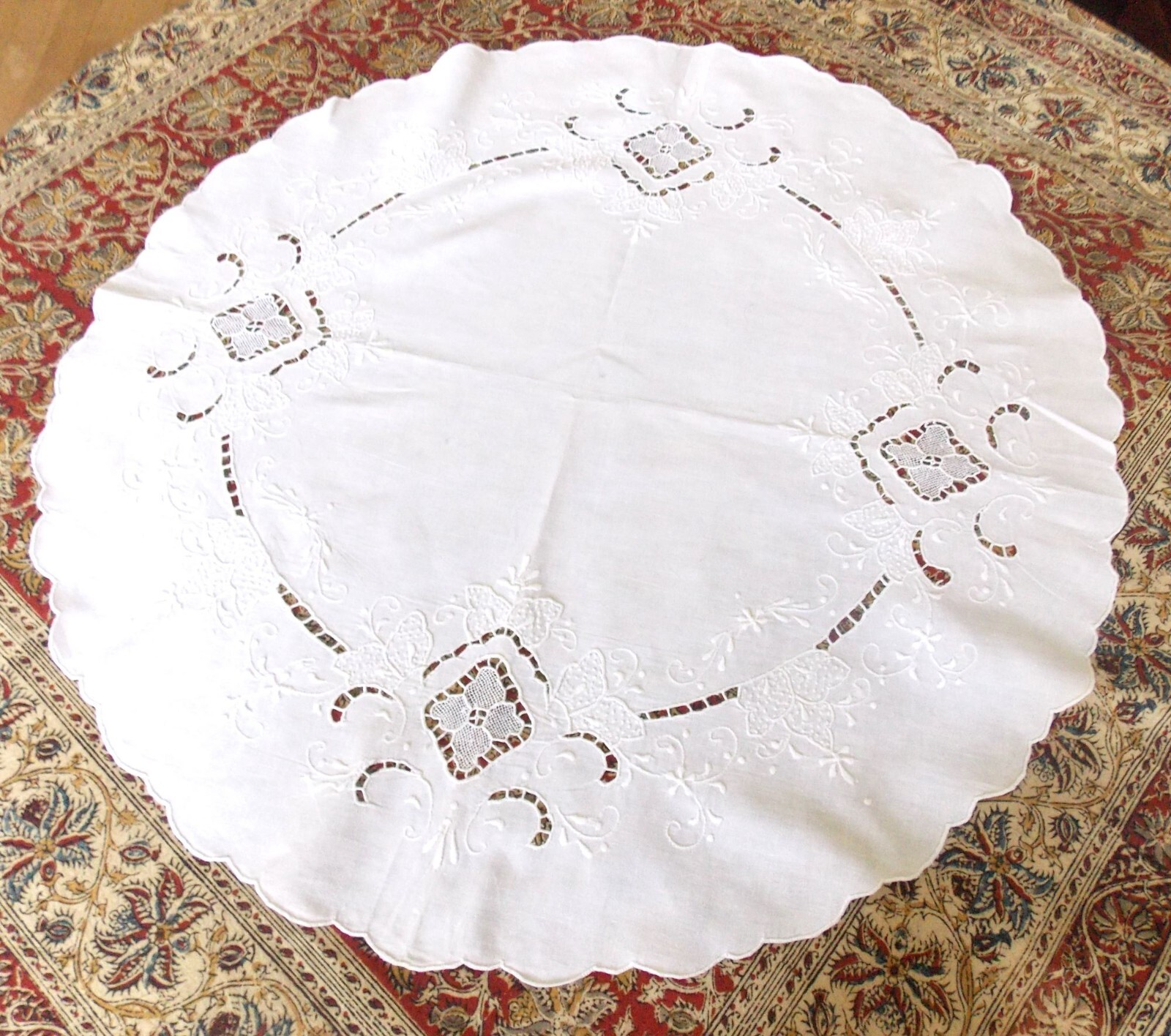 Centre de table Jours de Venise brodé main blanc 71cm pour vos dîners de fête