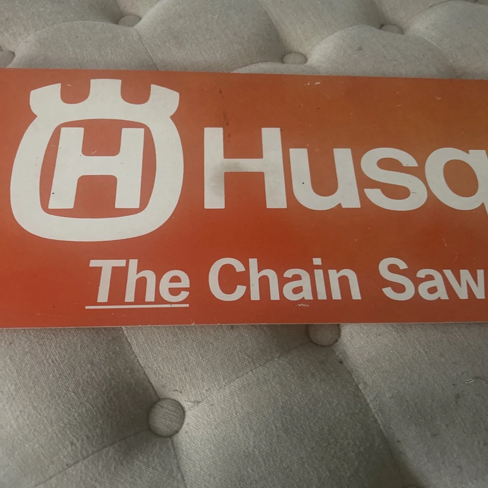 De Colección Husqvarna Sierra de Cadena Plástico Letrero Grande 35 1/2 X 9 Naranja Tienda Hombre Cueva Granero Foto 2 de 4