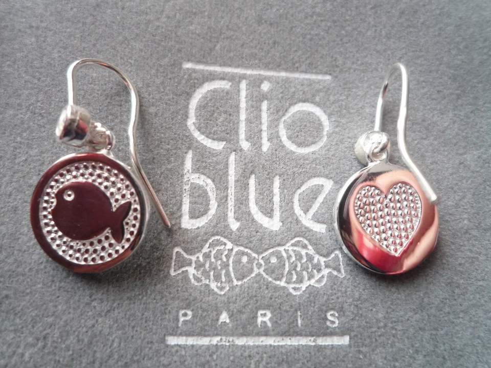 SUPERBES BOUCLES OREILLES DORMEUSES CLIO BLUE MEDAILLE POISSON/COEUR/NEUF - Photo 1/1