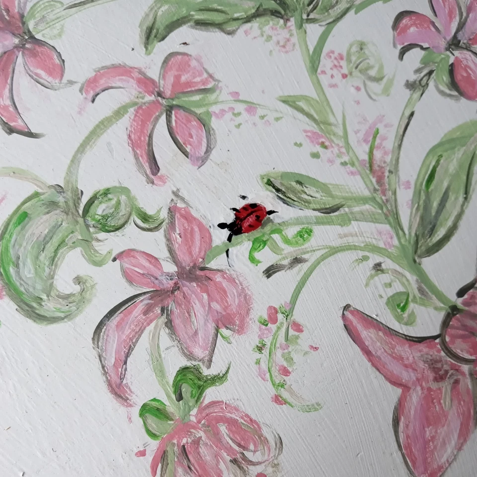 RARO MEDIADOS DE SIGLO REDONDO INCLINABLE TAPA Madera con PINTADO A MANO ROSA FLORAL/SEÑORA BICHO. f Foto 3 de 4