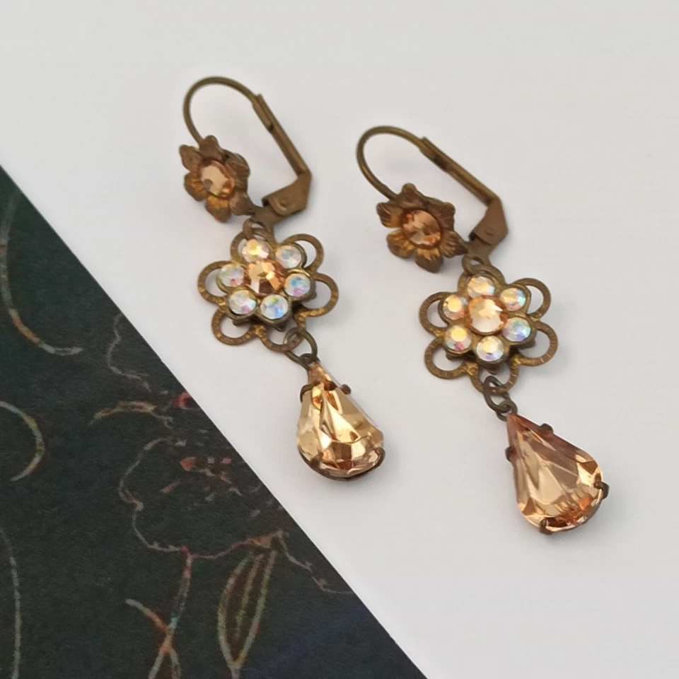 Pendientes Michal Negrin Beige Delicadas Flores Filigrana Cristales Aurora Boreal Foto 3 de 4