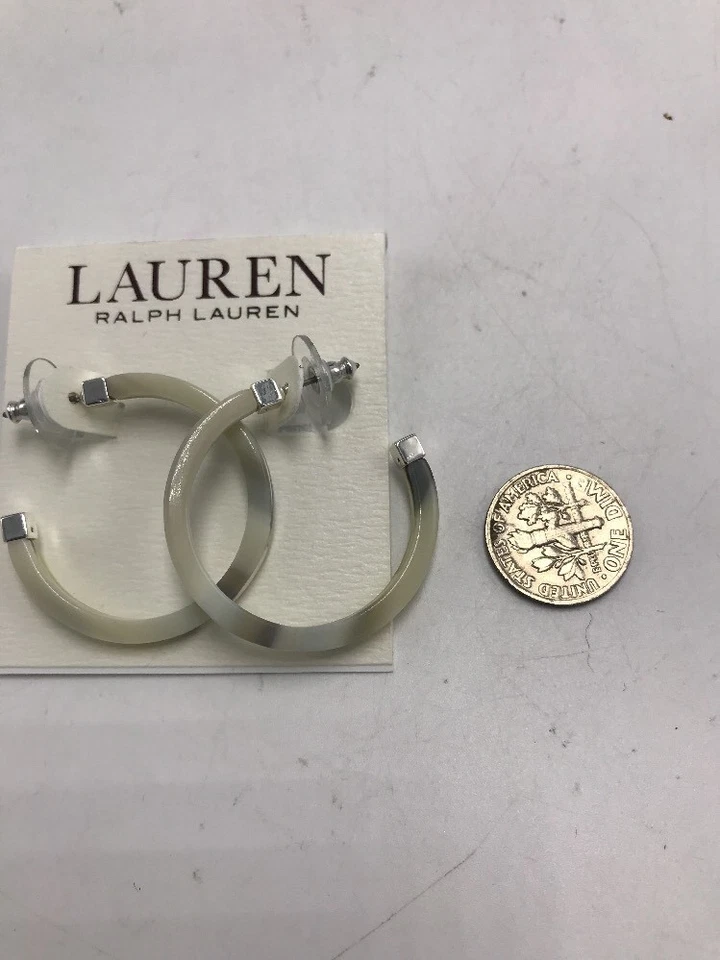 Pendientes de aro abiertos Lauren Ralph Lauren tono plata y cuerno $35 JL5 Foto 2 de 4