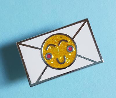 Happy Mail harte Emaille Pin Anstecknadel Anstecker Hutnadel Brief Post Smiley süß Kawai