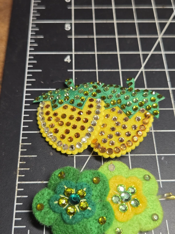 prendedor de cabelo tarina tarantino strass amarelo verde bagas flores - Imagem 3 de 4