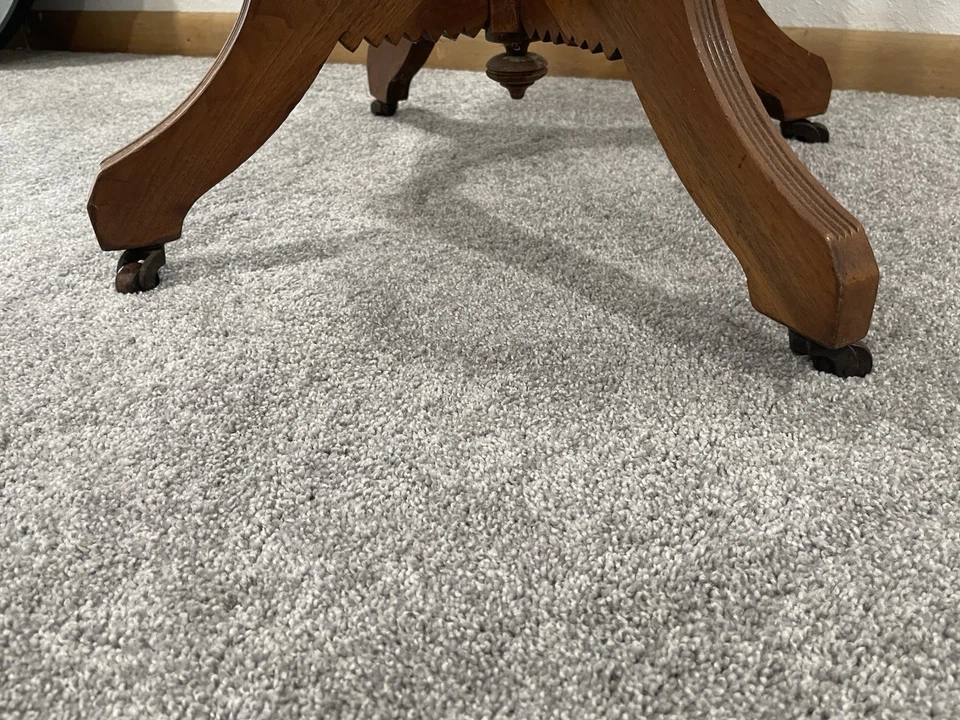 Se trata de una mesa de salón vintage de madera (roble) con ruedas. Foto 3 de 4