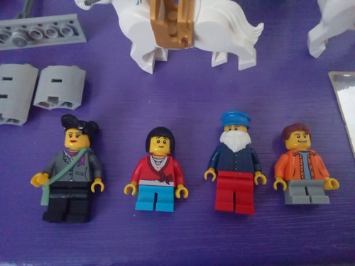 LEGO 10259 Winter Village Station Parts - Picture 4 of 10