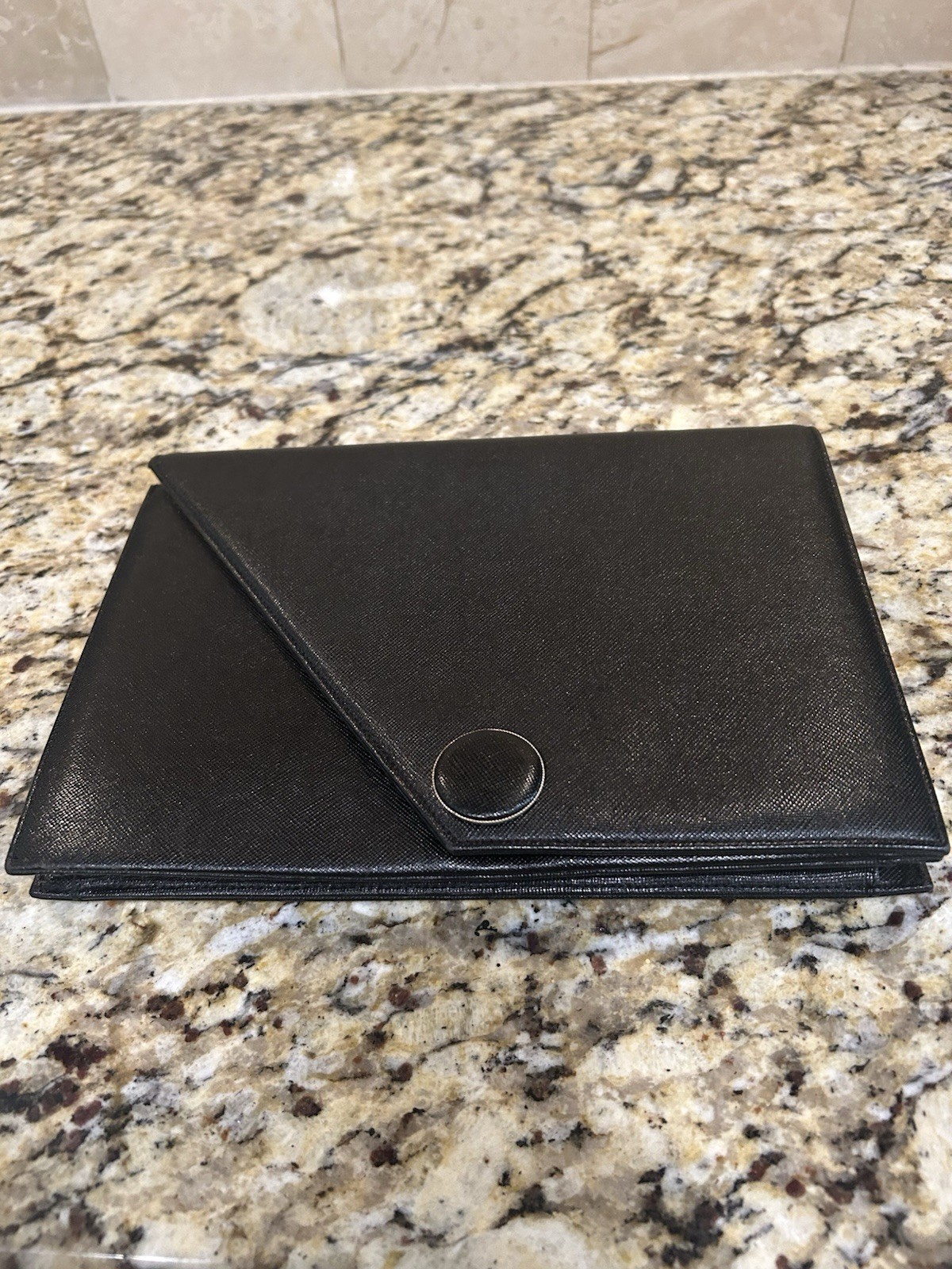 Borsa pochette YSL Yves Saint Laurent in pelle nera stile busta vintage