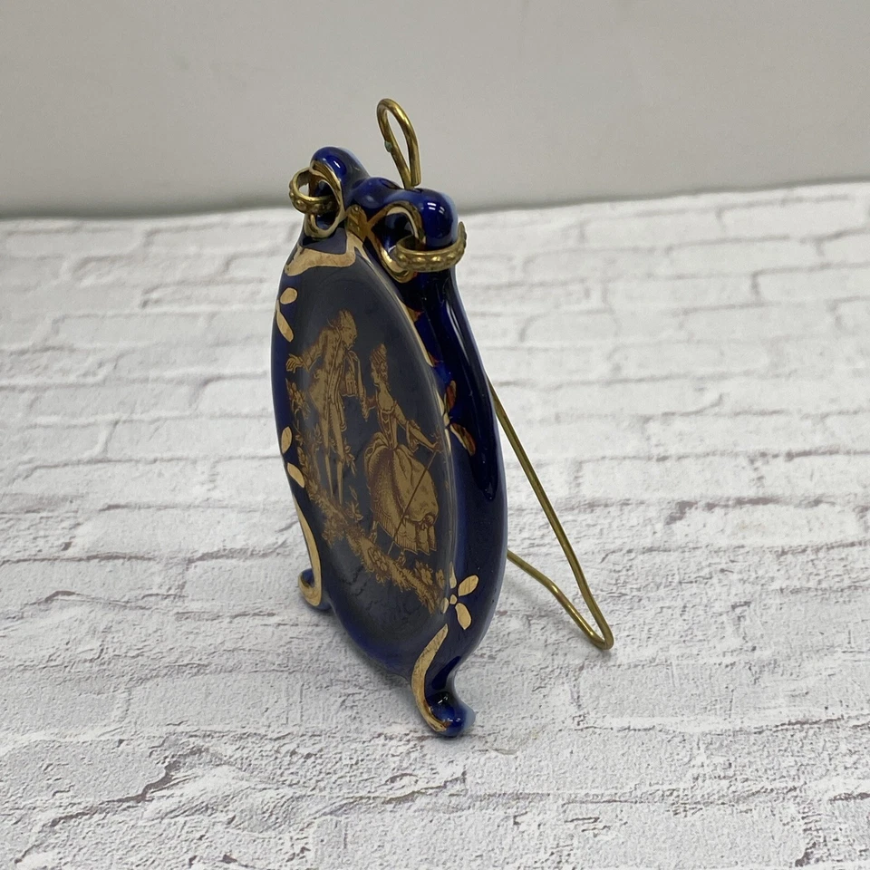 LIMOGES FRANCE MINIATURE COBALT BLUE & GOLD COURTING COUPLE STANDALONE PLAQUE~3” - Imagem 3 de 4