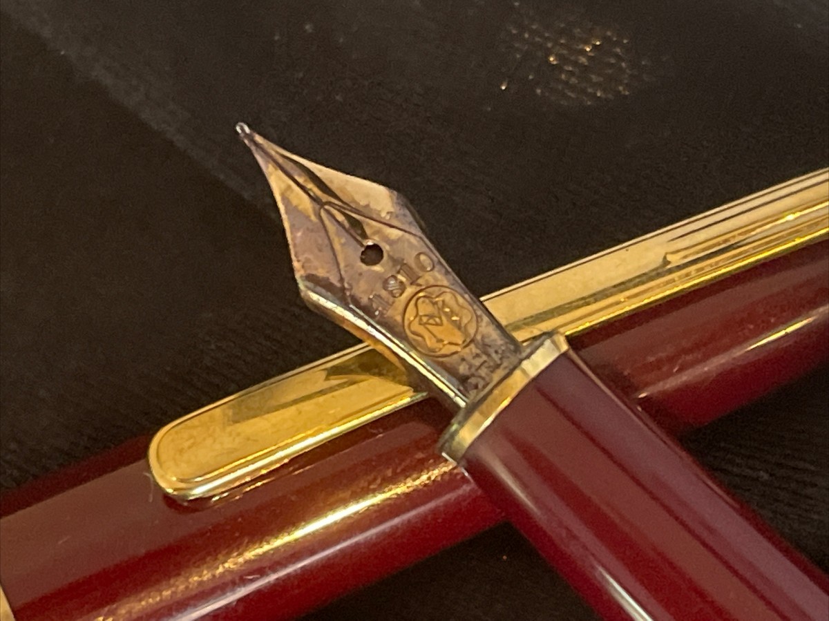 MONT BLANC Meisterstuck Burgundy 4810 Fountain Pen 14k Gold 585