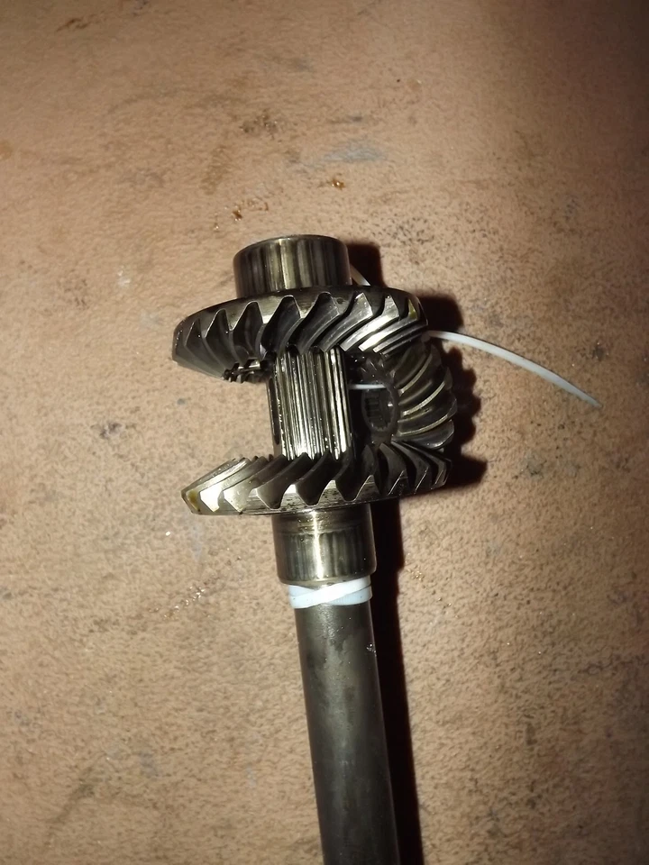 Johnson 150 HP V6 2 Stroke Prop Shaft Assembly and Gears PN 0395209 ,0437297 - Image 3 of 4