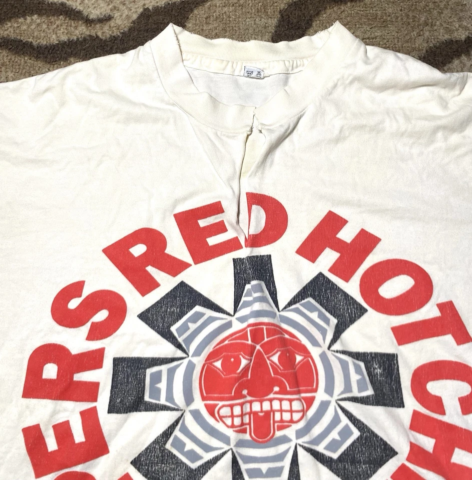 Camiseta rara vintage anos 80 anos 90 Red Hot Chili Peppers banda asteca XL concerto expresso - Imagem 3 de 4