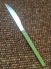 Stainless CELERY GREEN Plastic Cubed Handle 1 Serrated DINNER KNIFE 8.75"