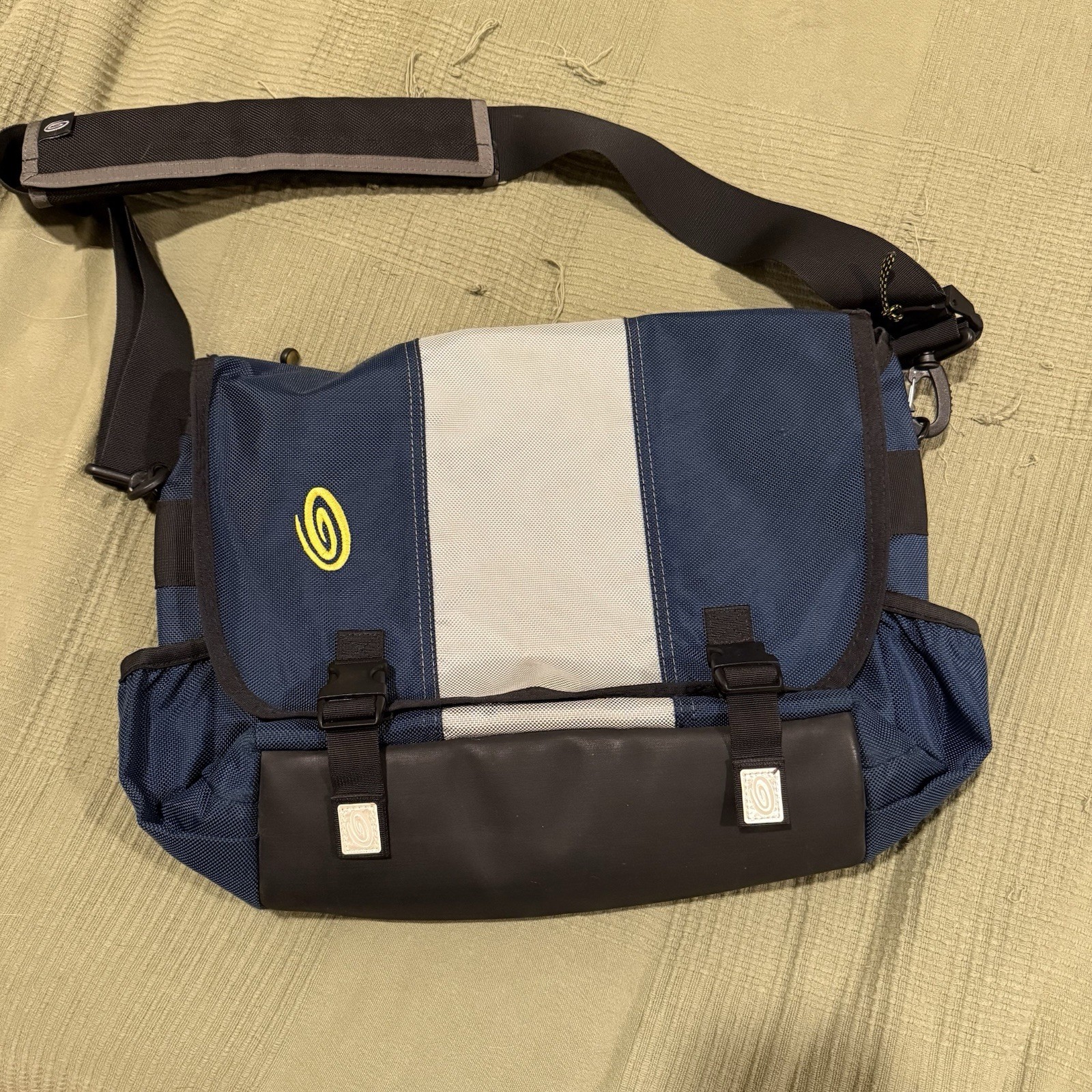 Timbuk2 Men's Classic Messenger Bag Two-Tone Y2K Vintage Medium Laptop Commuter