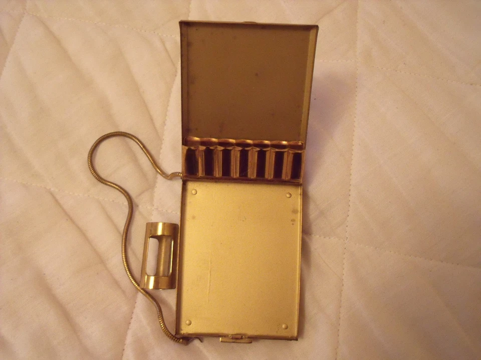 A very good vintage Kigu compact with lipstick holder and cigarette compartment - Image 4 of 4