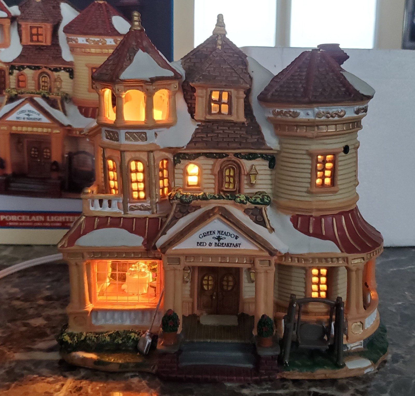 Lemax Green Meadow Bed & Breakfast Christmas Village RARE (Missing Flag & Sign)