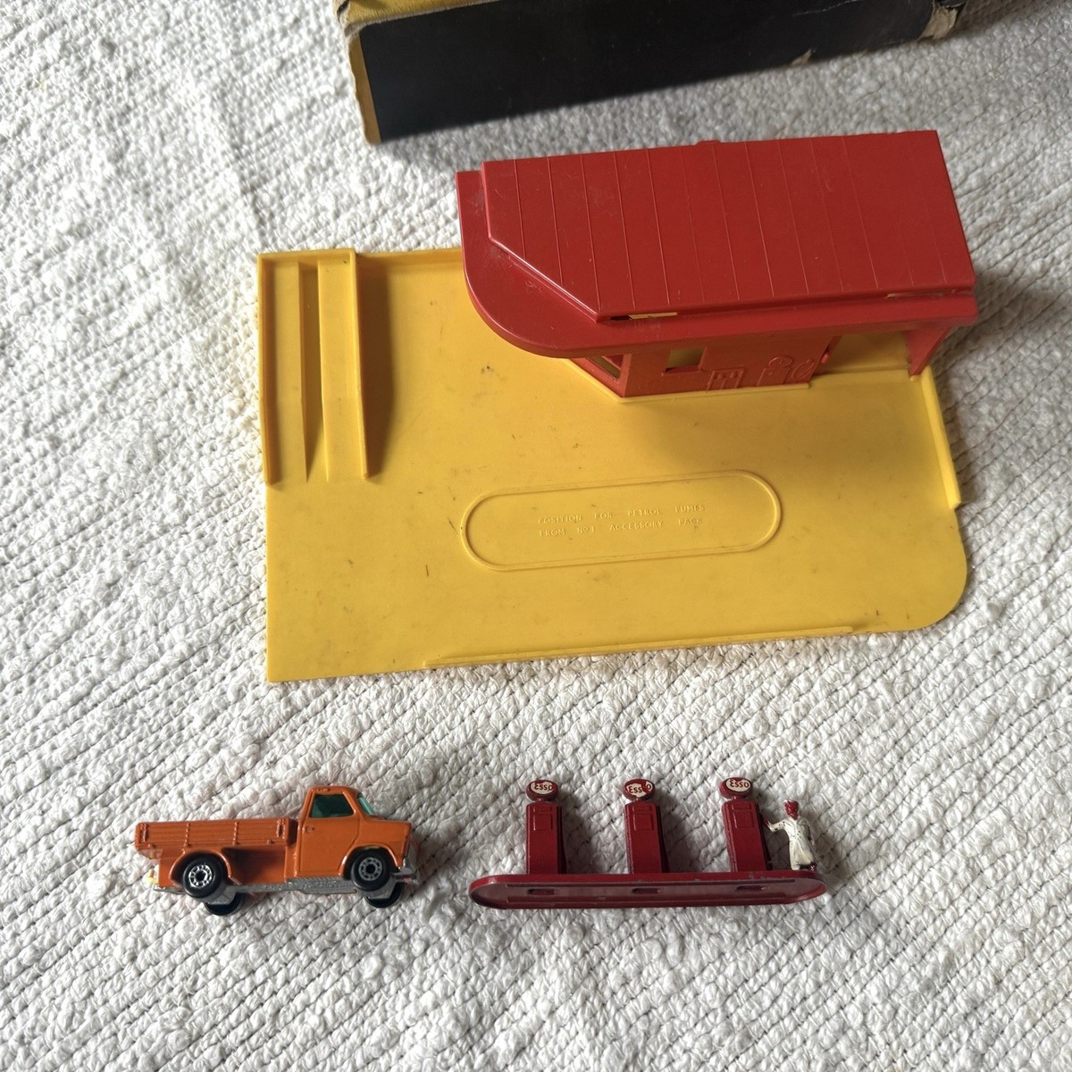 Vtg Matchbox Lesney Garage Service Station Playset Esso Pumps w