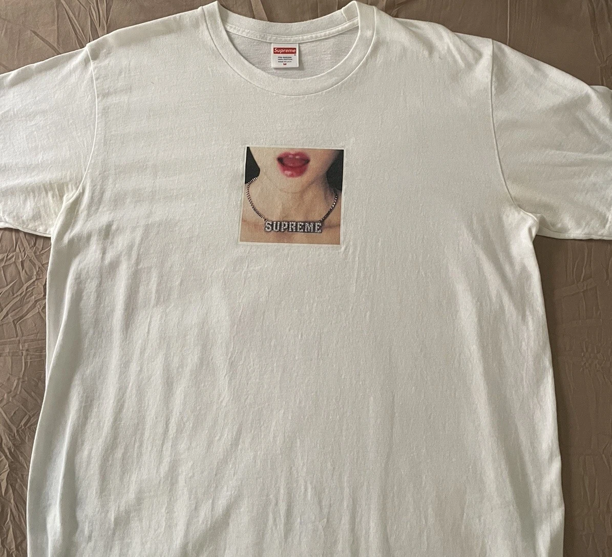 Collier Supreme T shirt Rare. Blanc adulte taille moyenne