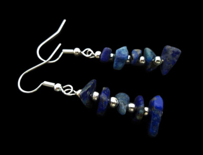 A PRETTY PAIR OF 5-8MM LAPIS LAZULI STYLE CHIPS DANGLY EARRINGS NEW