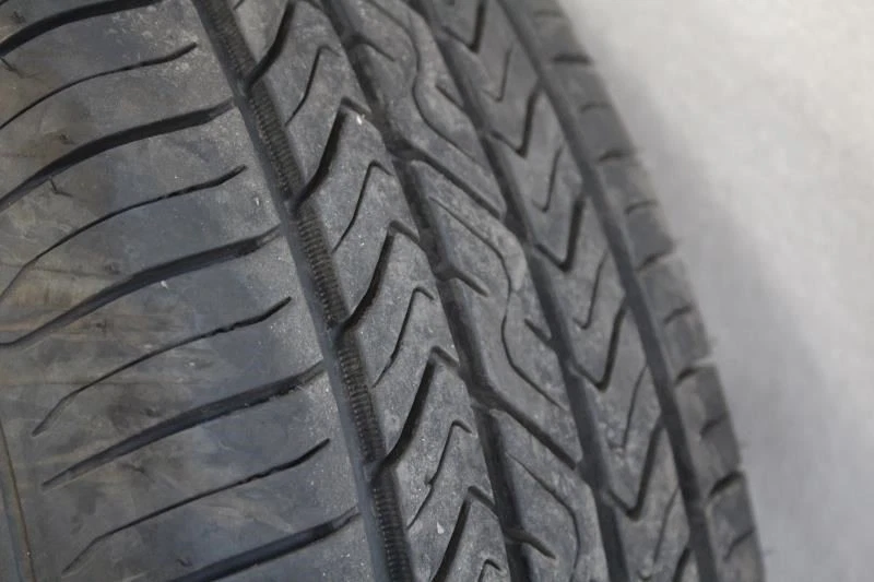 2001 CHEVROLET BLAZER 235 75 15 ALLOY RIM WITH TOYO TIRE 10/32 TREAD - Image 4 of 4