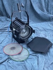 ARRI 1000W PLUS Fresnel with Barn doors, bulb and two full scrims