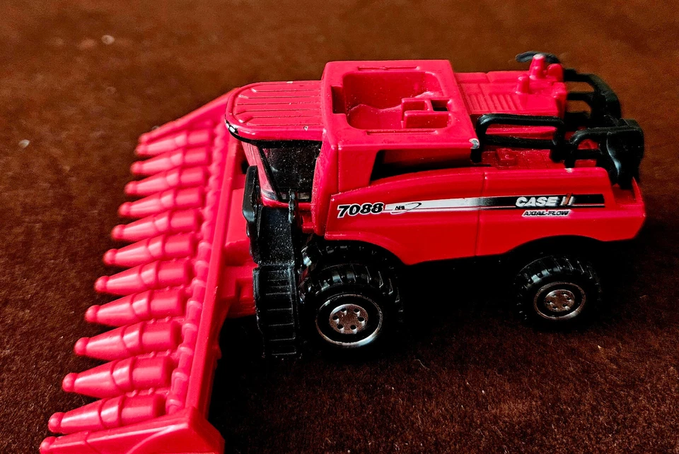 2009 Matchbox Case IH Combine 7088 Not played with - Image 2 of 2