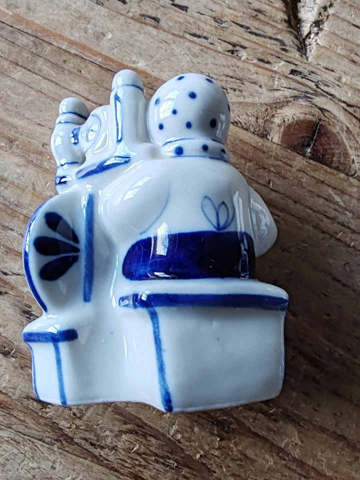 VINTAGE RUSSIAN & DUTCH MINIATURE BLUE WHITE GZHEL & DELFT PORCELAIN ASSORTMENT - Image 3 of 4