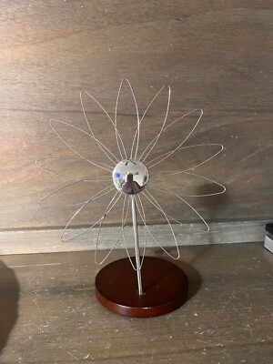 Loft Umbra Daisy Flower Metal Wire Picture Holder Display Wood Stand 10x8'' Decor