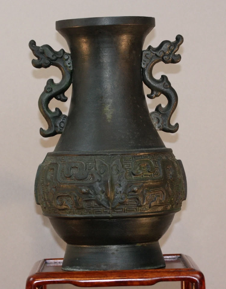 Jarrón asiático de bronce patinado Foto 3 de 4