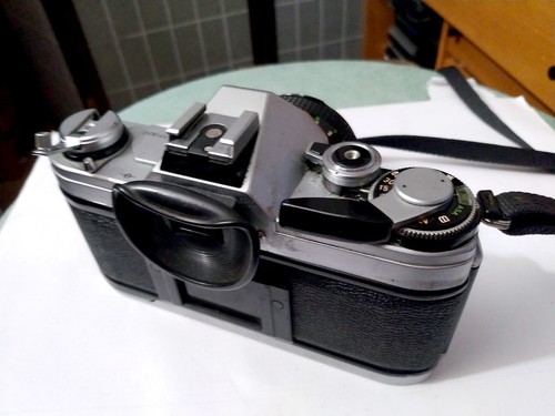CANON AT-1 SLR 35mm Film Camera with 50mm f/1.8 Canon S.C. Lens - Picture 7 of 9