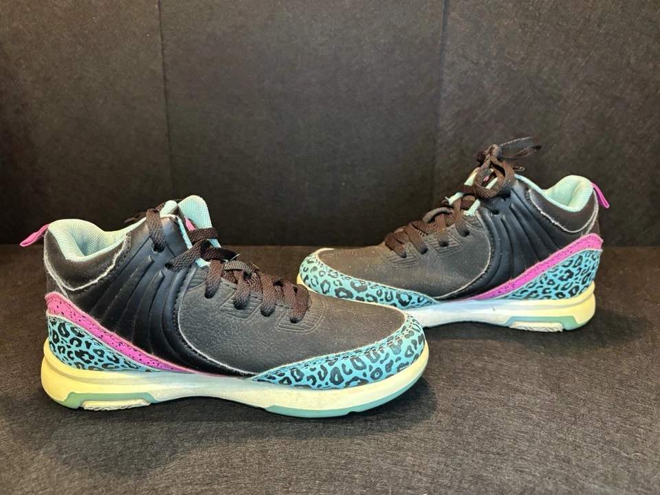 Camisas altas negras feroces con detalles de guepardo rosa y azul talla 2 para niñas y jóvenes Foto 2 de 4