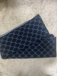 Foulard étole en laine motif GUCCI GG bleu ciel bleu marine réversible 74,8 pouces x 13,8 pouces