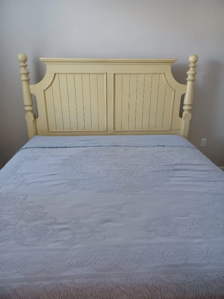 king bed frame with headboard wood used - Image 3 of 4