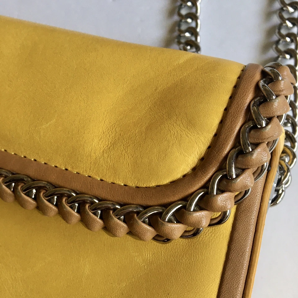 Bandolera convertible Henri Bendel The Blair con ribete de cuero amarillo cadena plateada Foto 4 de 4