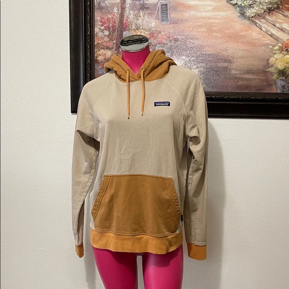 Женская толстовка с капюшоном пуловер Patagonia P-6 Label из органического хлопка желтовато-коричневая M - Изображение 2 из 4