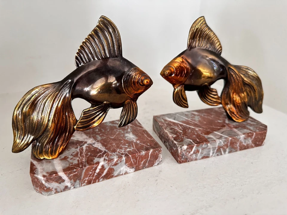 PAIRE de SERRE LIVRES régule métal doré POISSONS EXOTIQUES ART DECO - Photo 3/4