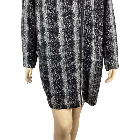 Chaqueta texturizada con estampado de serpiente Sejour talla 18W forrada negra con cremallera Foto 3 de 4