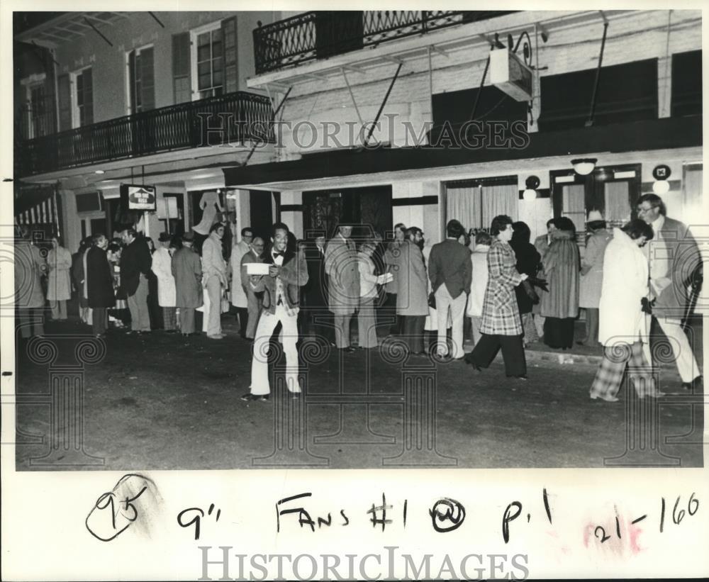 Photo Super Bowl Fans Line Outside French Quarter Restaurant