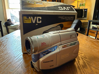 JVC GR-AXM18U VHS-C Handheld Camcorder 20x Op. 800x NO BATTERY OR POWER SUPPLY 